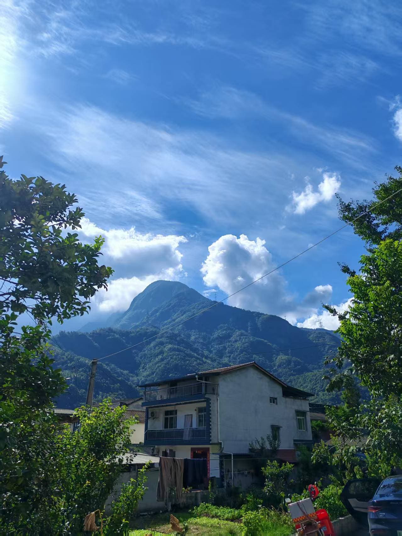 每次到外婆家，这里的天空都很蓝。 2