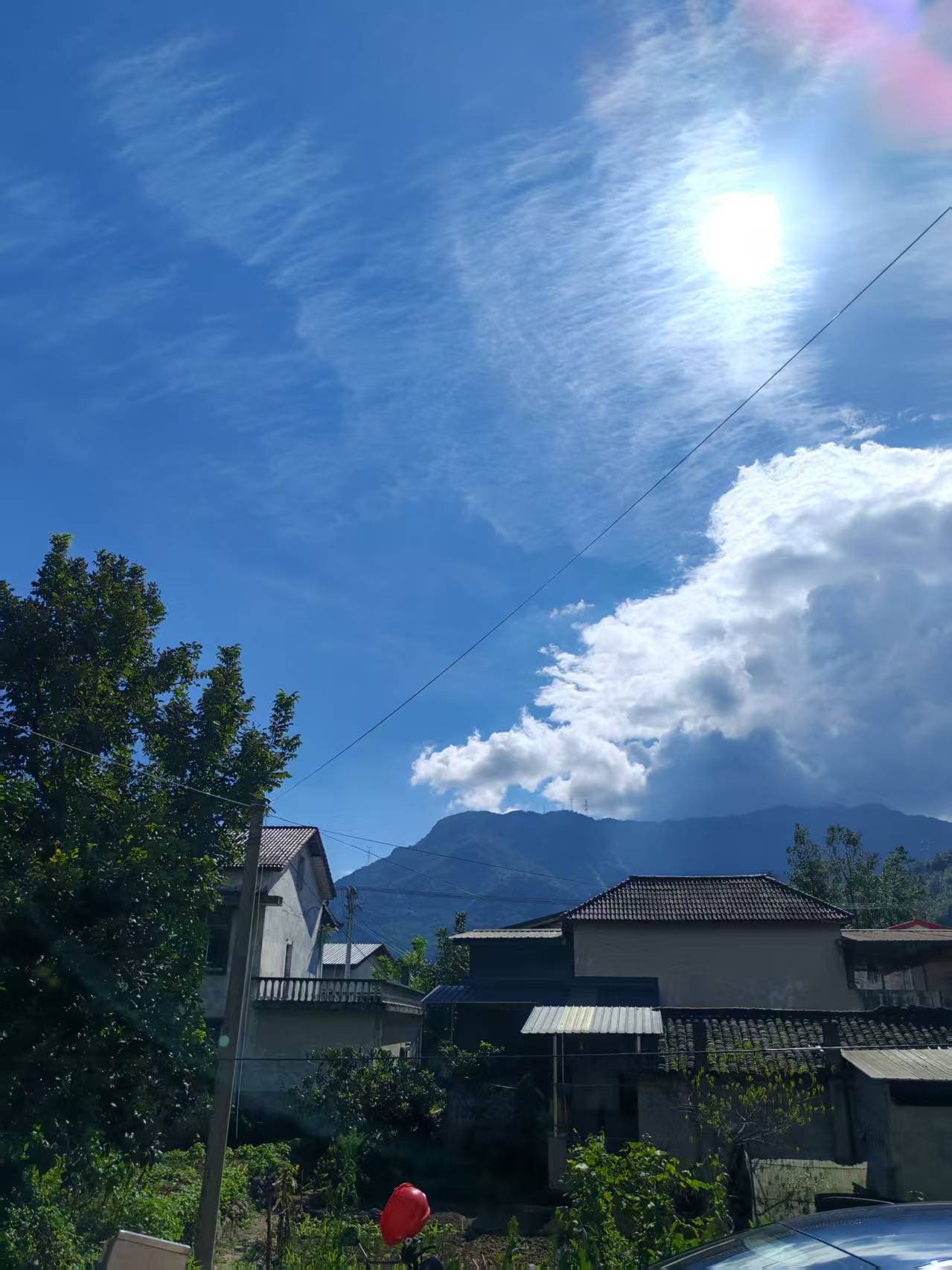 每次到外婆家，这里的天空都很蓝。 1